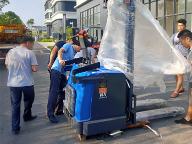 科力電動(dòng)堆高車進(jìn)行裝卸、堆高、堆垛和短距離運(yùn)輸作業(yè)