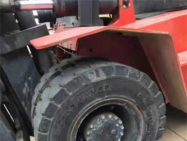 前進(jìn)實(shí)心輪胎825-15，6條實(shí)心輪胎已全部安裝到叉車(chē)上